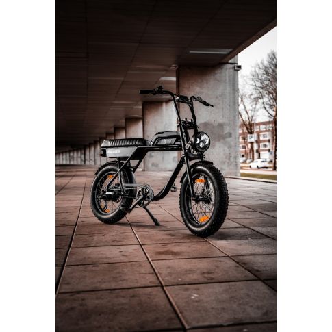 Fatbike gefotografeerd onder een stedelijke overkapping